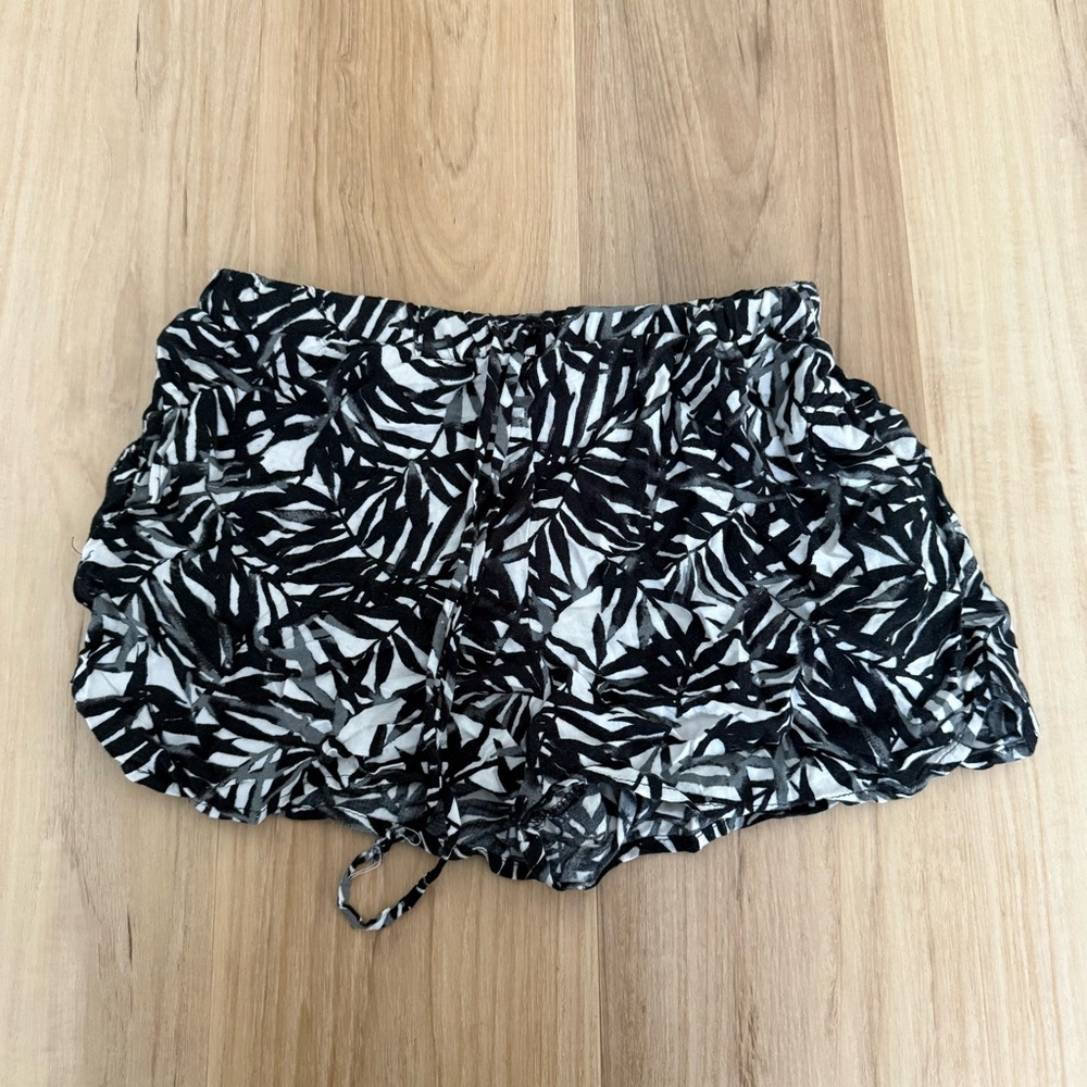 Charles Henry Tropical Print Black And White Drawstring Flowy Shorts Pockets